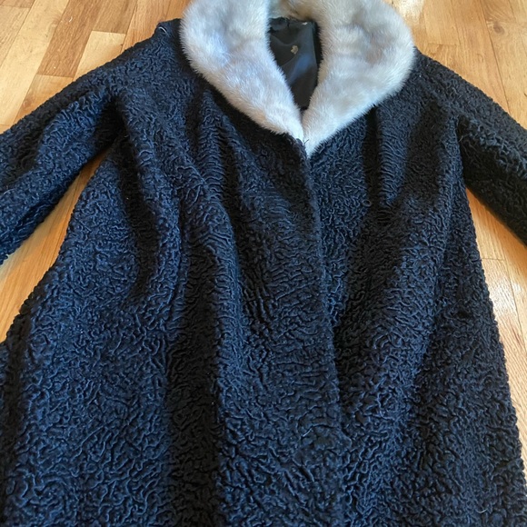 A custom made black vintage fur coat. - Picture 2 of 4